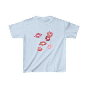 Lipstick Kisses Baby Tee – Y2K / 90s Graphic Crop Essential